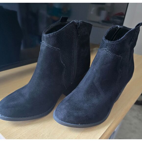 Black faux Suede Booties Size 8.5 - Like new - Picture 7 of 14